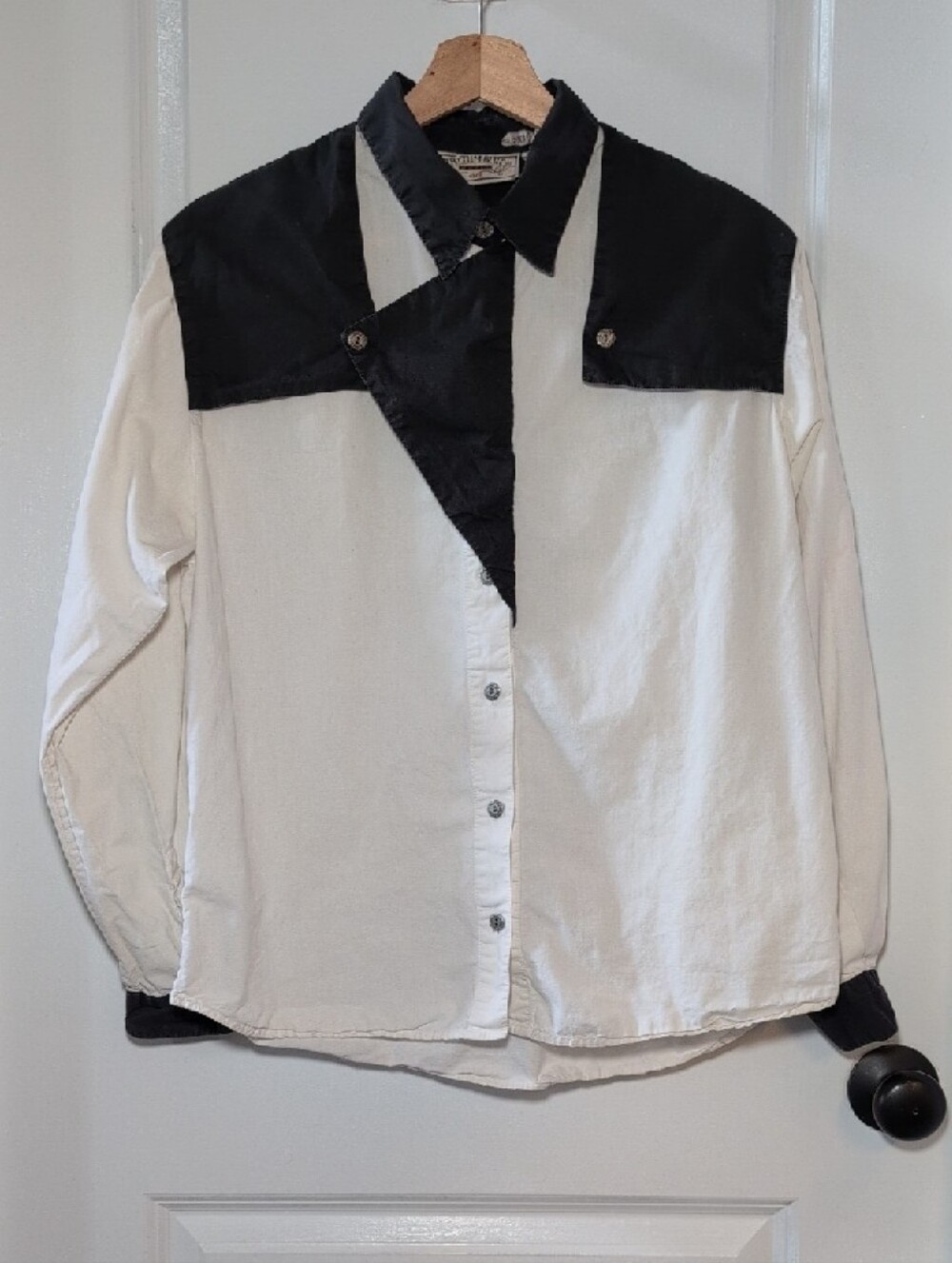 Contrast-Collar Women’s Button-Up Shirt - White and Black